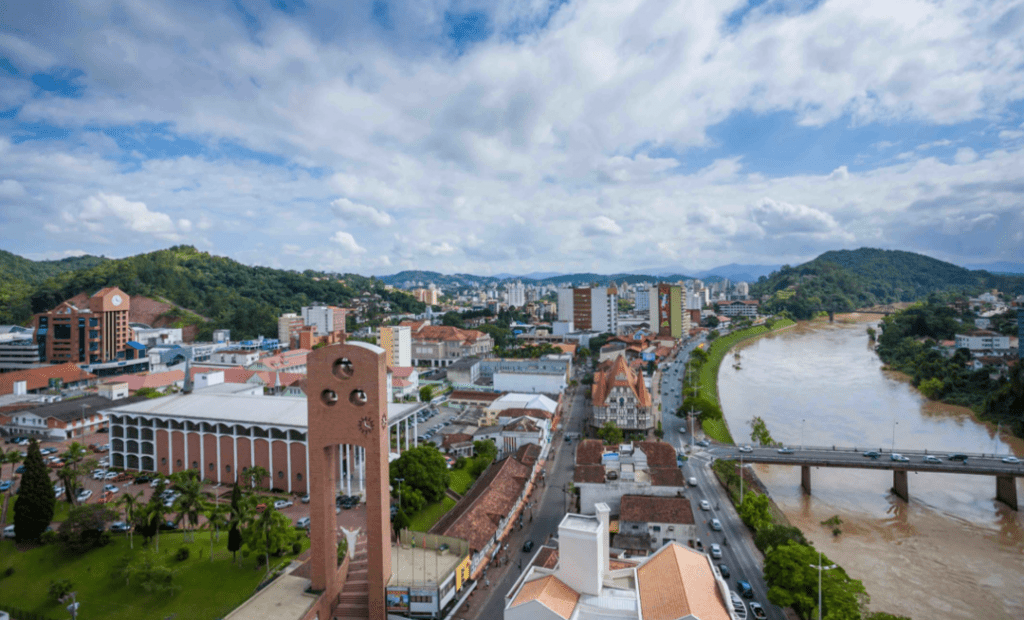 Imagem mostra a cidade de Blumenau vista de cima.