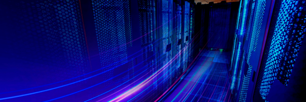 Sala de servidores com cores de ambiente azul e raios de luz sobre o ambiente simulando movimentação.